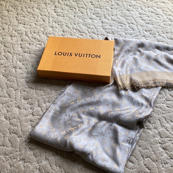 Louie Vuitton wool/silk monogram shawl. Silver and gold - Picture 9 of 11